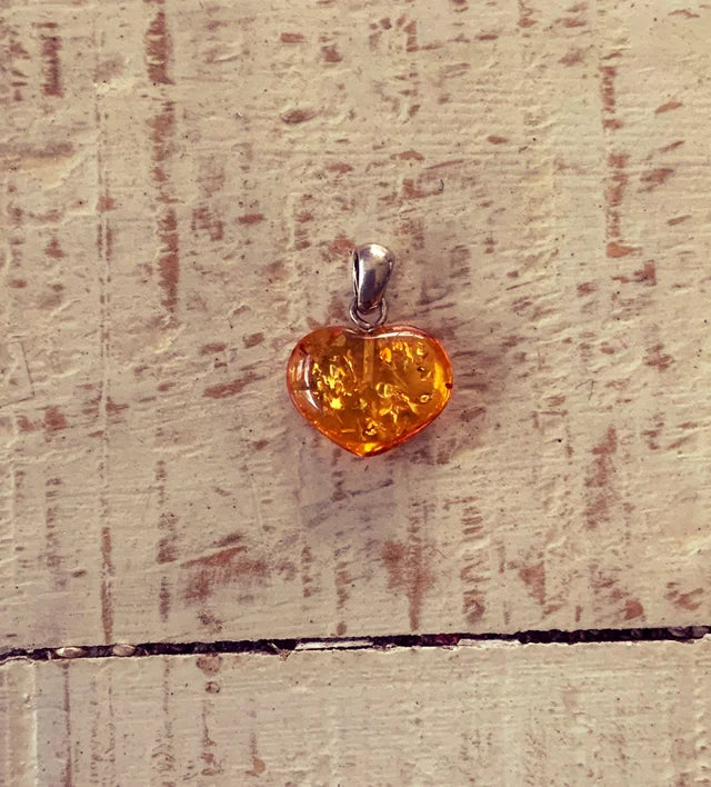 Baltic amber polished heart pendant approx 1-1.5cm